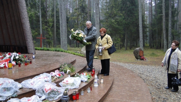 Złożenie wieńca przed Sanktuarium-bratanek i bratanica ks. Ksawerego Szynalewskiego