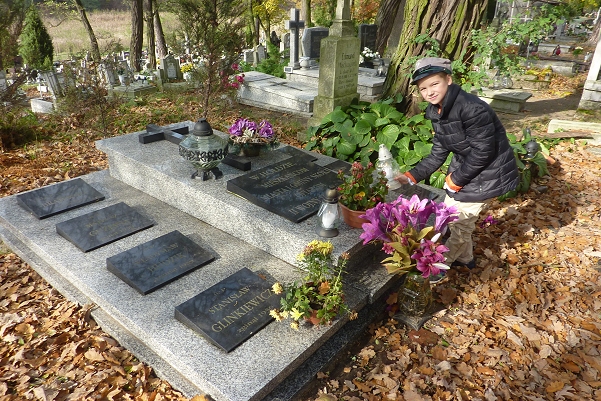 Znicz_2013_skoki - Mogiła pomordowanych mieszkańców Skoków zapala harcerka 7 Skockiej Drużyny Harcerskiej HYCE - Paulina Kubicka - (foto: Paweł Kubicki)