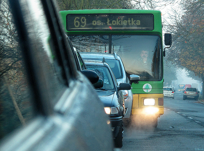 autobus w korku - TomFoto