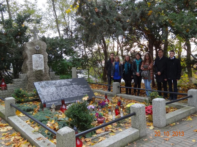 Uczniowie z LO numer 1 w Złotowie zapalili znicze cmentarzu w Łobżenicy oraz przy krzyżu w Górce Klasztornej