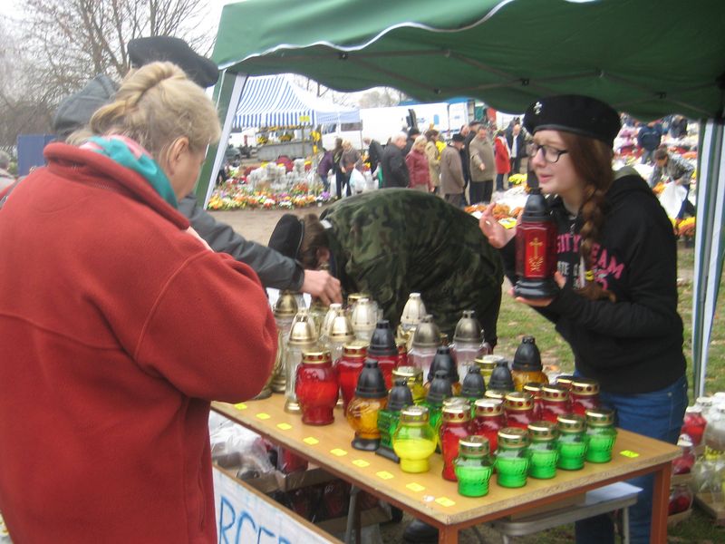 harcerze sprzedają znicze - Wiesława Pinkowska