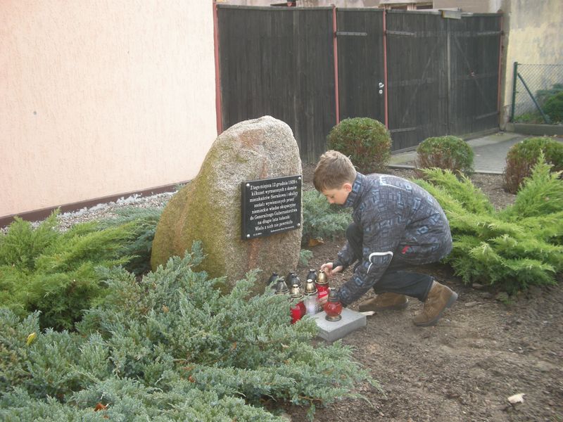 znicz 2013 Sieraków, Międzychód (4) - Uczniowie Szkoły Podstawowej w Sierakowie zapalili znicz -  Elżbieta Cymanek
