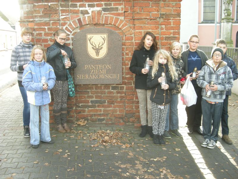 Uczniowie Szkoły Podstawowej w Sierakowie zapalili znicz