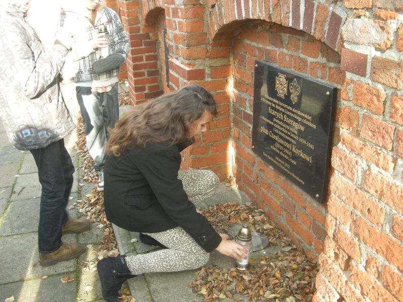 Uczniowie Szkoły Podstawowej w Sierakowie zapalili znicz