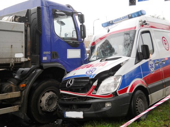 karetka staranowala samochody (2) - JRG Nr 1 w Koninie