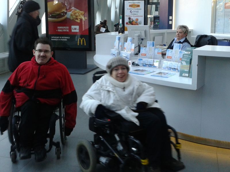 niepelnosprawni na dworcu - Agnieszka Maciejewska