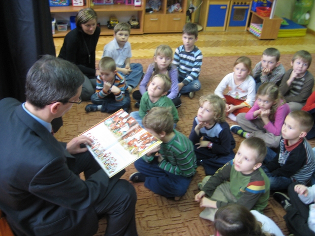 Wiceprezydent Hinc czyta dzieciom - Wojciech Chmielewski