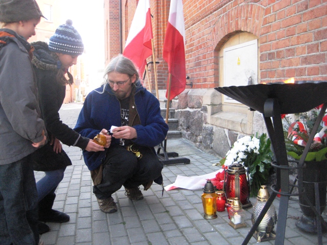 Zapal znicz pamięci - Środa - Pan Bartłomiej Król z dziećmi zapalili znicz w Środzie Wlkp. - Rafał Regulski