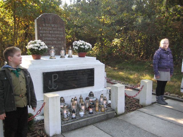 zapal znicz - skarszewo 1 - Akcja Zapal znicz pamięci w Skarszewie pod Kaliszem - Danuta Synkiewicz