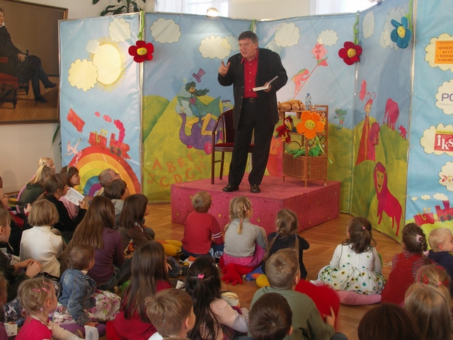 Mieczysław Hryniewicz czyta dzieciom - Biblioteka Raczyńskich