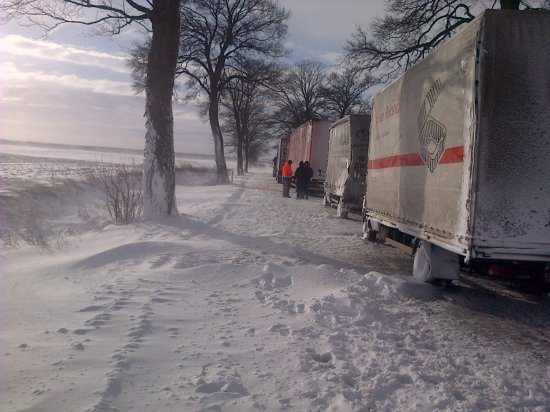 zasypana droga uwiezione tiry3 - PSP Wągrowiec