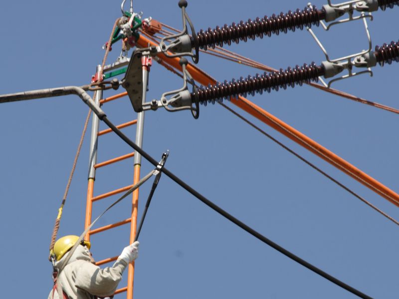 prace-pod-napieciem-energetyka - Energa Operator