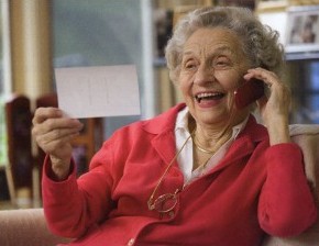 oszustwo na wnuczka - senior z telefonem - PZU/Policja