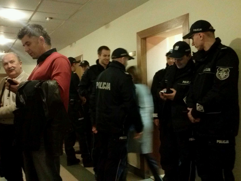 policja w sądzie na sprawie szkoły baletowej - Magda Konieczna