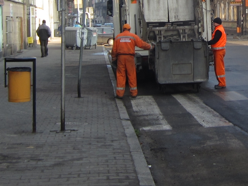 smieciarka na ulicy - Adam Michalkiewicz