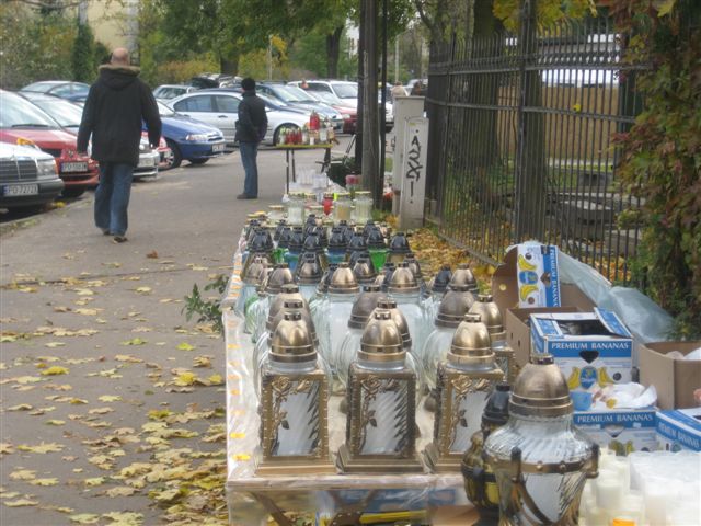 Znicze przed cmentarzem - Agnieszka Maciejewska