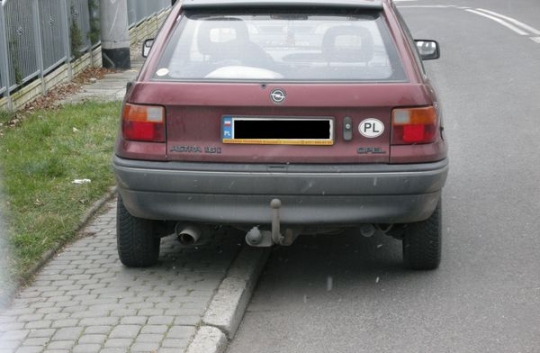 nieprawidłowe parkowanie na chodniku - policja