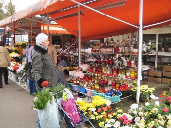 Cmentarz - stoisko znicze - Radio Merkury