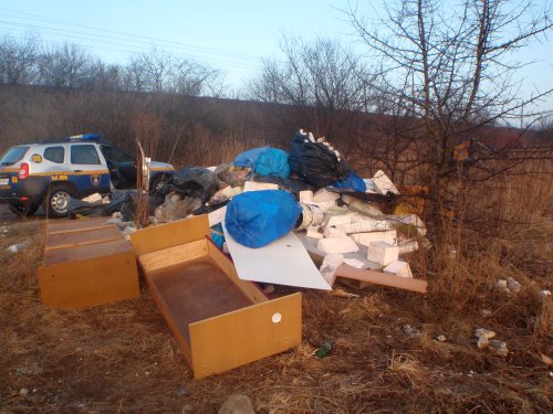 smieci nad rzeka meble - Straż Miejska Miasta Poznania