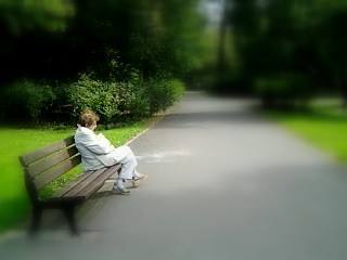 samotna seniorka - Katarzyna Michalewska - Centrum Inicjatyw Senioralnych