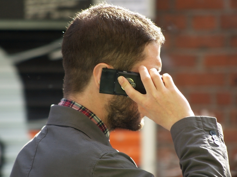 rozmawia przez telefon komórkowy - Tim Parkinson - CC Wikipedia