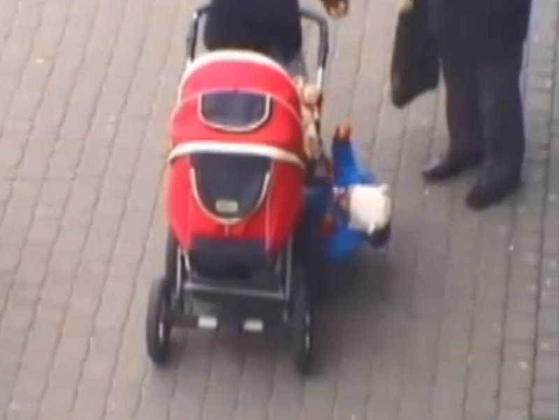 mama z dzieckiem na sznurku - Straż Miejska Kalisz