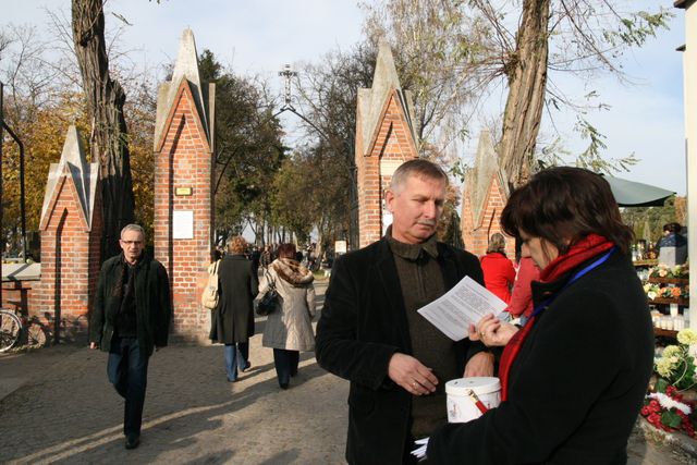 Kwesta na cmentarzu w Kole - Iwona Krzyżak