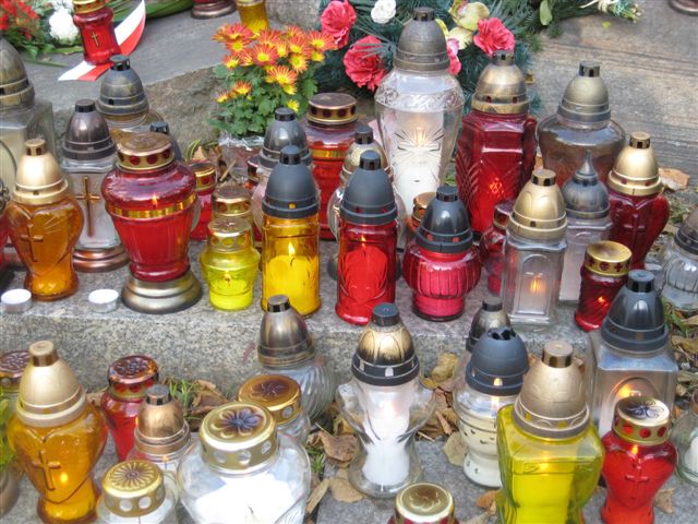 znicze przed cmentarzami - Magda Konieczna