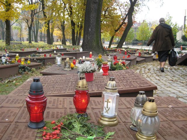 Znicze pod Pomnikiem Państwa Podziemnego 2010 - Magda Konieczna
