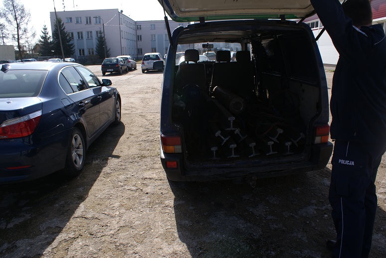 samochod zlodzieja z szynami - KWP w Poznaniu