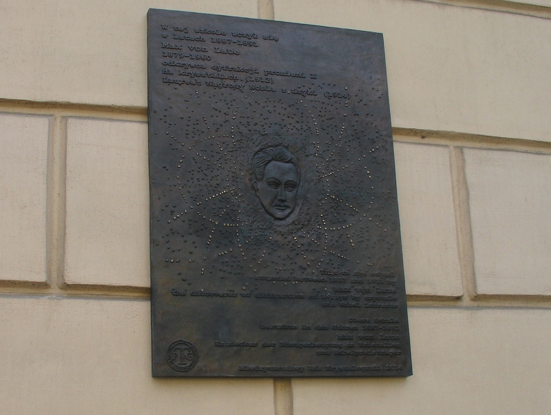 tablica pamiątkowa von laue - III LO im. św. Jana Kantego w Poznaniu