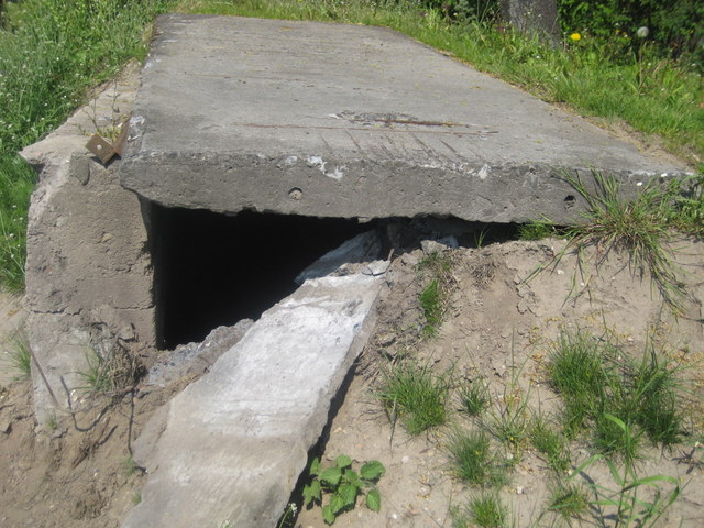 zniszczony schron (1) - Jacek Butlewski