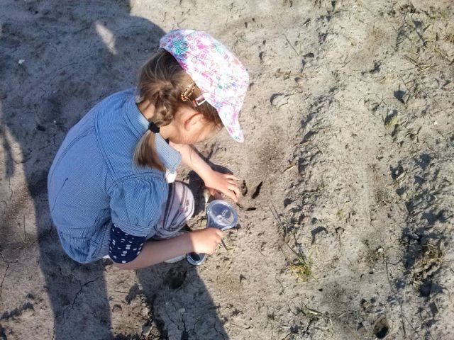 dziecko ślady lupa odkrywca