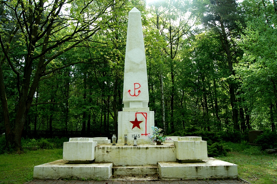 pila-leszkow-pomnik-napisy - Marcin Maziarz