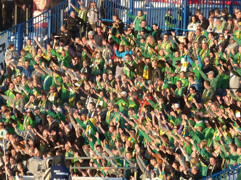 kibice żużla na meczu Unii Leszno z Falubazem - Policja/Poznań