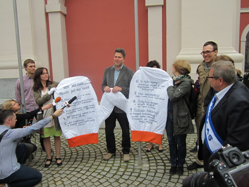 Rzucona rękawica - społecznicy kontra miasto - Anna Skoczek