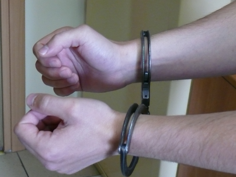 kajdanki kradziez z wlamaniem - Policja/Poznań 