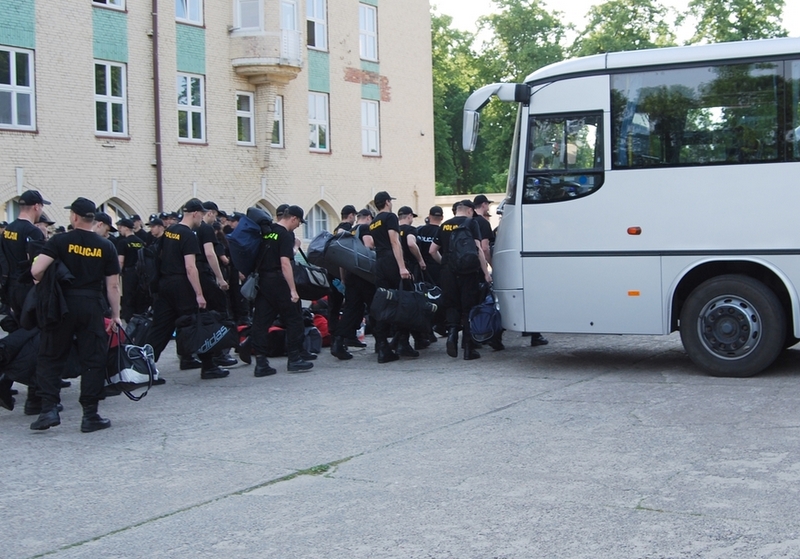 policja jedzie walczyc z powodzia - Policja/Piła