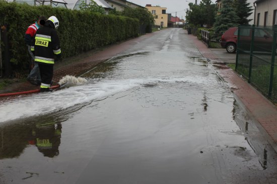 strazacy pompuja po ulewach - Straż Pożarna Leszno