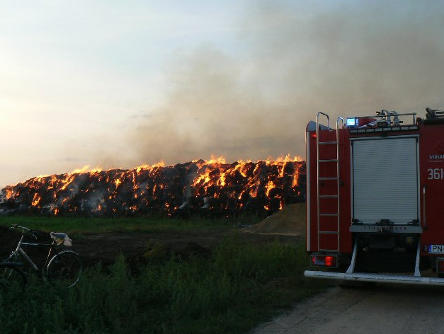 pożar balotów słomy - PSP Konin