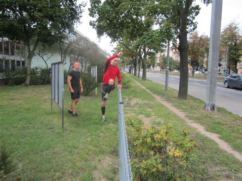 skok przez płot happening - Adam Michalkiewicz