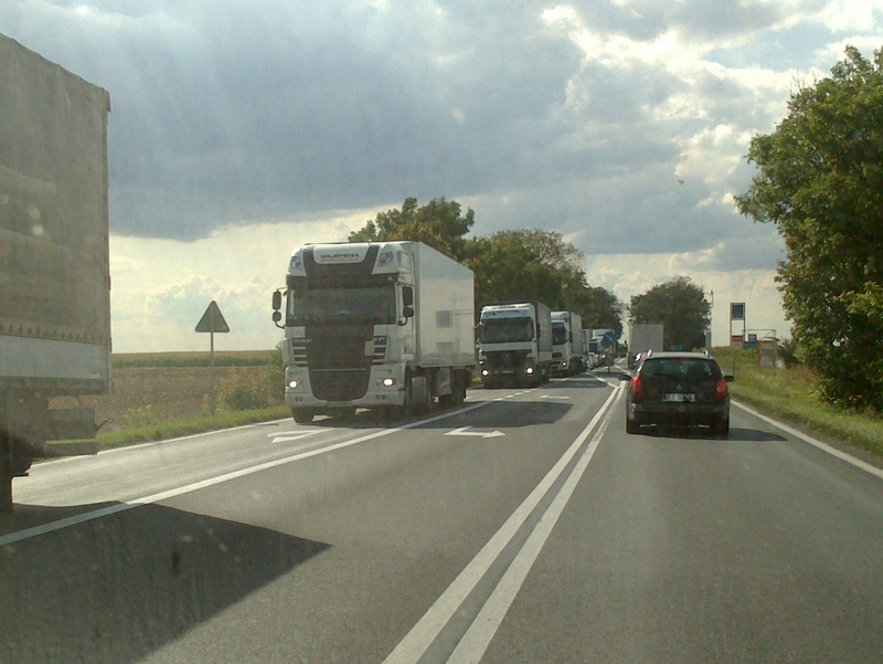 jadą tiry na drodze - Wojciech Chmielewski