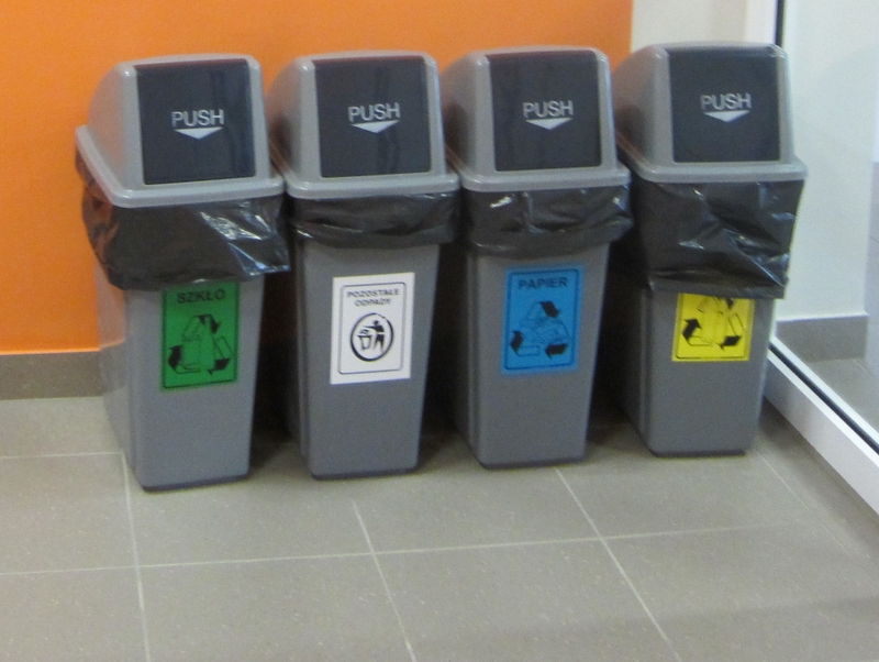 kosze na śmieci, segregacja odpadów - Adam Michalkiewicz