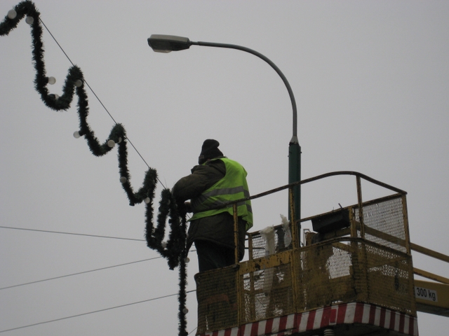 zawieszanie lampek świątecznych - Anna Skoczek