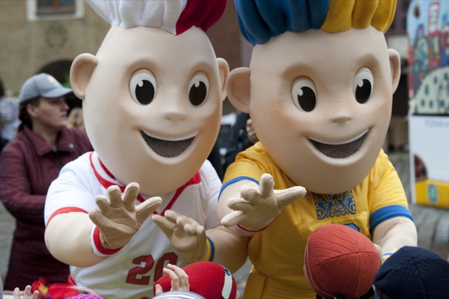 Maskotki EURO 2010 na Starym Mieście - Przemek Modliński