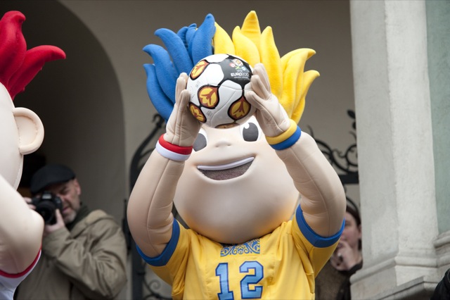 Maskotki EURO 2010 na Starym Mieście - Przemek Modliński