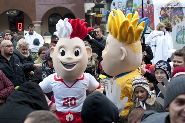 Maskotki EURO 2010 na Starym Mieście - Przemek Modliński