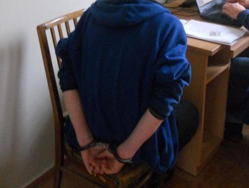 zatrzymany diler narkotyków kajdanki - Policja/Złotów