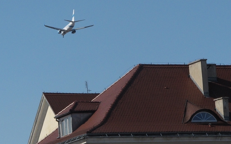 samolot nad dachem - Tom Foto