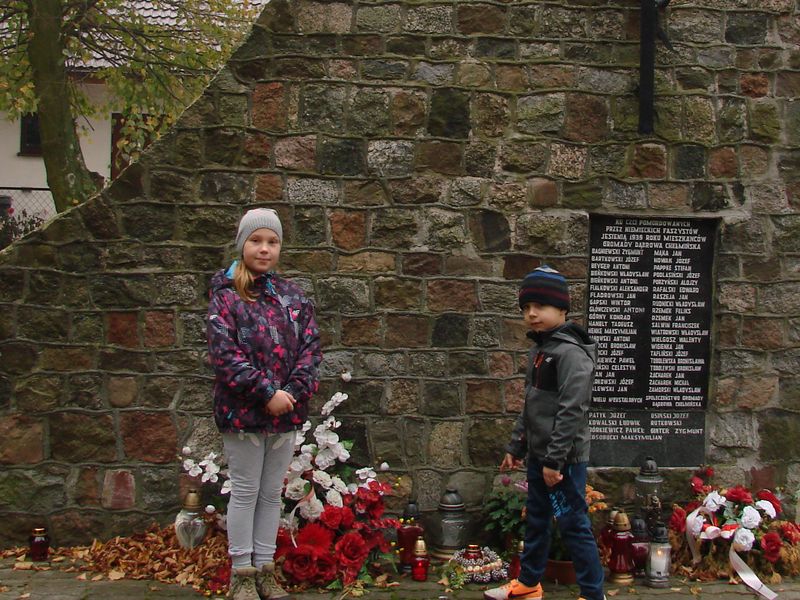 Znicze w miejscach egzekucji w gminie Dąbrowa Chełmińska